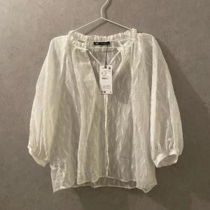 Blus - Oanvänd blus från Zara! Nypris 259 men säljer för 200!🤩🤩
