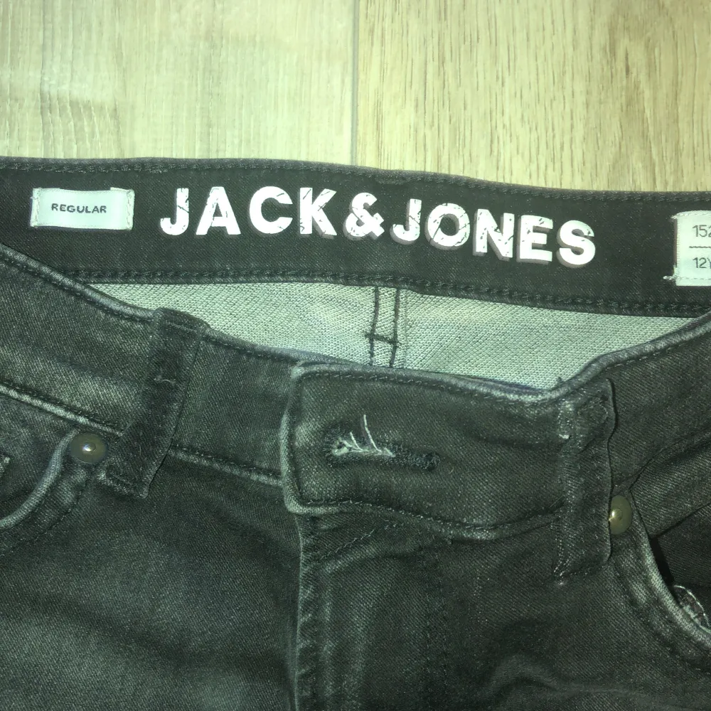 Jack &jones shorts, använda 1 gång på skolavslutning. I super fint skick.. Shorts.