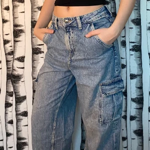 Jeans cargo - Cargobyxor i jeansmaterial som är lägre i midjan. Jättefina men säljer då det inte tillhör min stil längre☺️💕 Pris går alltid att diskutera💕