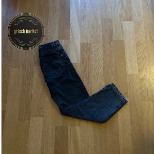 Woodbird Jeans Leroy - Ett par Woodbird Jeans i storlek 28/32 men sitter mer som 30/32 | fint skick finns inga fläckar eller liknande, skick 8,5/10 | nypris ligger på ca 1000kr | modellen på bilden är 182 och väger 72kg | kom gärna med frågor! |