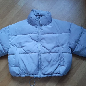 Pufferjacka, ljusgrå - Nyskick, lappen kvar. 