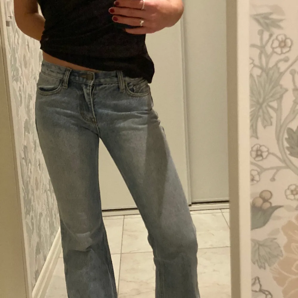 Slutsålda low waist jeans från Brandy Melville. Använda en gång och är i bra skick. Är i storlek S. Jag har sprättat upp dom längst ner så de skulle bli lite längre går att kontakta för bild. Köparen står för frakten😊. Jeans & Byxor.
