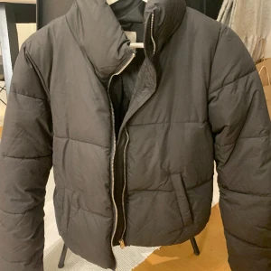 Puffer jacka  - Jättefin puffjacka, croppad modell. Tyvärr för liten på mig 🖤 