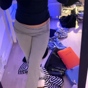Ljusgråa yogapants - Super fina ljusgrå yoga pants från Gina,inga defekter säljer då de inte kommer till användning så ofta. Storlek xs men är väldigt stretchiga så dom passa mig som brukar ha S/36/. Ny pris 359 säljer för 200 pris kan diskuteras💗 använd inte köp nu tack