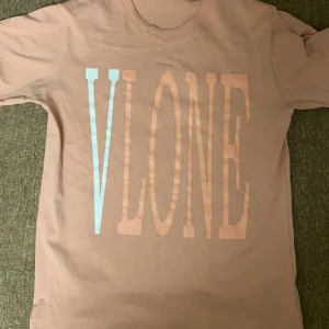 Vlone T-shirt/tee  - Knappast använd Rosa Vlone tee säljs pris kan diskuteras Storlek L