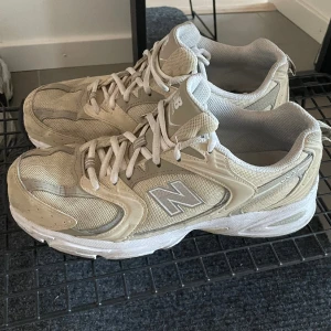 New balance skor - Riktigt snygga new balances, perfekta för våren Bra skick använda en höst Storlek 42.5 Original box skickas med Putsar till dom och tvättar innersulan innan dom skickas