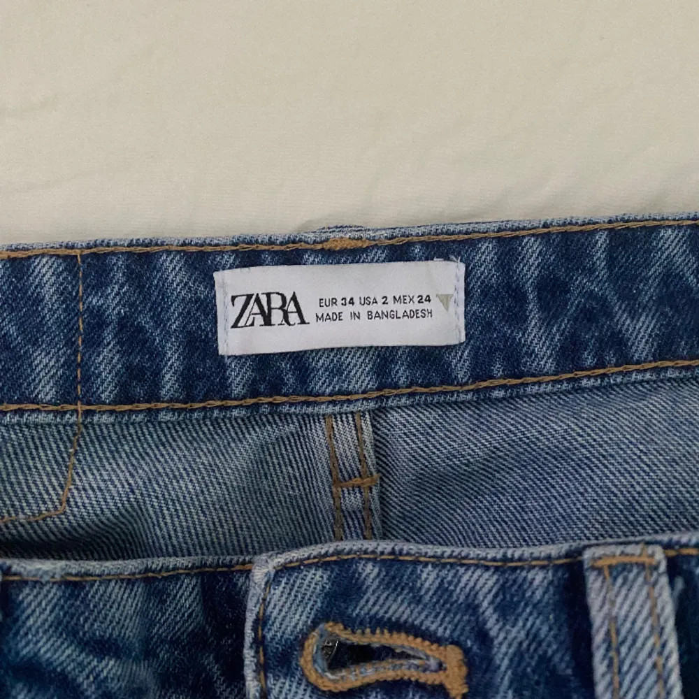 Säljer dessa slutsålda jeans från zara då de inte kommer till användning. Går att använda low waist och mid waist. Storlek 34 och passar mig i längden som är 167. köparen står för frakten 💕💕 skriv för frågor. Jeans & Byxor.