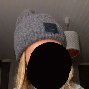 acne mössa - säljer min jätte fina acne mössa i mörkgrå färg, hör av er vid fler frågor🙏🏼🙏🏼