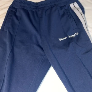 Palm angel byxor navy blue - Använda 3 gånger lite för stora för mig stl XL