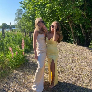 Gul klänning - Säljer denna fantastiskt fina klänningen som  bara är använd ett par timmar. Klänningen är uppsydd och är perfekt lång till mig som är 160 cm lång + klackar. Storlek 34 men passar även 36. Välj helst instabox!!💕