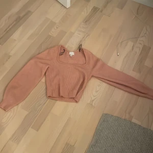 Stickad tröja  - Säljer min super fina stickade tröja i ny skick🩷 Tryck ej på köp direkt!
