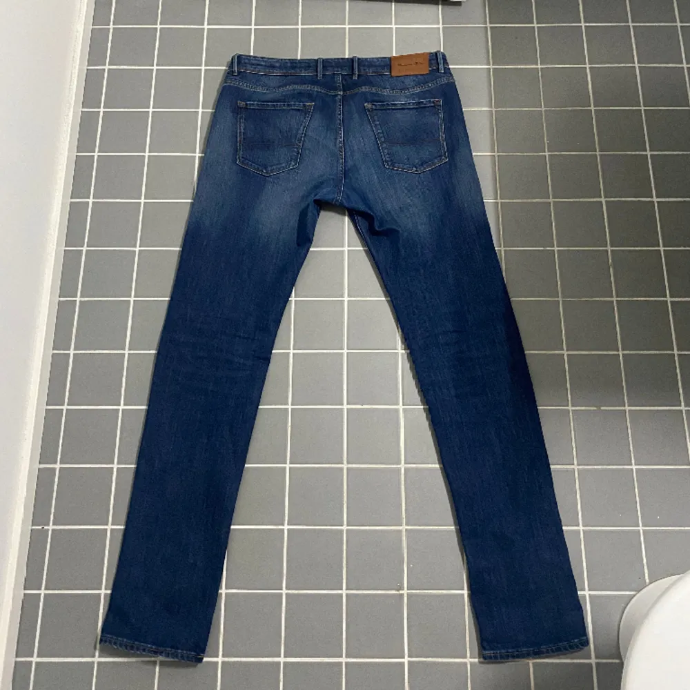 Säljer riktigt feta och unika Massimo dutti jeans i skön tvätt. Sitter perfa på den som är lite längre. Cond 9/10, inga fläckar eller hål. 239 eller kom med bud💰. Jeans & Byxor.