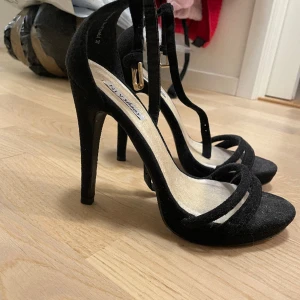 Svarta klackskor  - Stl 37 