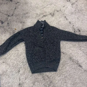 Halv zip hoodie - Skön half zip som värmer bra och är stilig. Perfekt nu när det är kallt. Passar till alla outfits, storlek M. Sitter som den ska. Vid minsta fundering är det bara att kontakta oss! Pris kan diskuteras vid snabb affär! 🤝