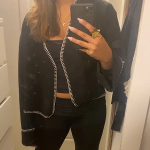 Gina tricot kappa - Säljer denna superfina kappan/koftan från Gina Tricot. Köpt för några månader sedan men den har inga defekter. Köparen står för frakten.💕
