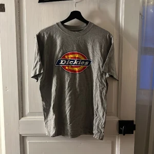 Grå Dickies t-shirt - Grå dickieströja i storlek M från herr. Säljs för 70kr + frakt.