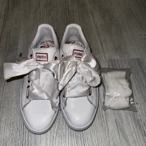 Puma sneakers vita - Super fina basket sneakers använda fåtal gånger. Silke snören och vanliga skosnören, storlek 39