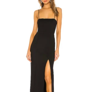 Svart maxiklänning - NBD; Eileen gown in black.  Köpt via Revolve, aldrig använd.  Nypris är 3 055 SEK.   Klänningen försluts med dragkedja på sidan samt har en slits framtill. Kan skicka bilder på mig själv i klänningen vid meddelande 🥰