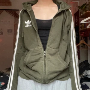 Adidas tröja  - Tröjan är som ny, köp direkt för 300kr. Priset är diskuterbart🫶 Skriv om du vill mötas upp så får jag se om det funkar för tillfället:)