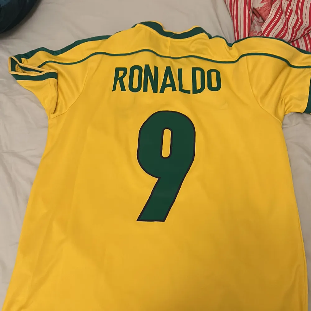 Hej säljer en gammal brazilien tröja med r9 på ryggen.  Startpris 450, inte fast.. T-shirts.