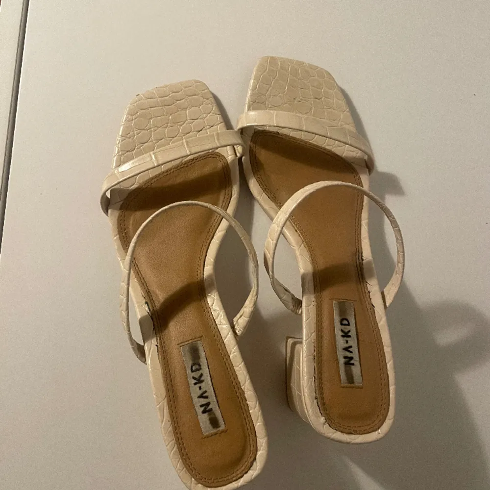 Super söta beige sandaler med klack från NA-KD.. Skor.