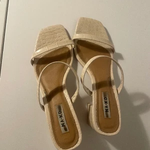 Söta sandaler med klack - Super söta beige sandaler med klack från NA-KD.