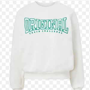 Vit sweatshirt  - Säljer denna vita sweatshirt då den inte kommer till användning! 💓