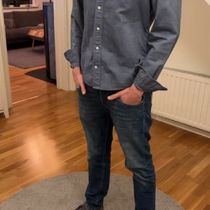 Gant skjorta  - Inga skavanker som ny🍾  Storlek M-L Modellen på bilden är 1,84 och väger 68 kg👔  350kr