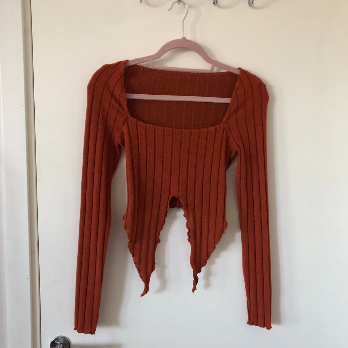 Asymmetrisk orange långärmad tröja