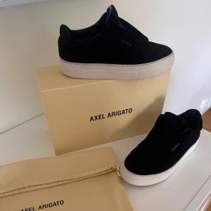 Axel Arigato Skor - Axel Arigato skor modell clean 360 laceless i storlek 36. Mycket bra skick! Original pris 2500. Kan tänka mig gå ner vid pris vid snabb affär. 