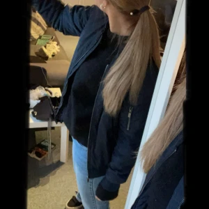 Mörkblå bomberjacka - Snygg mörkblå bomberjacka, har nästan aldrig andvändt🙌🏼💕