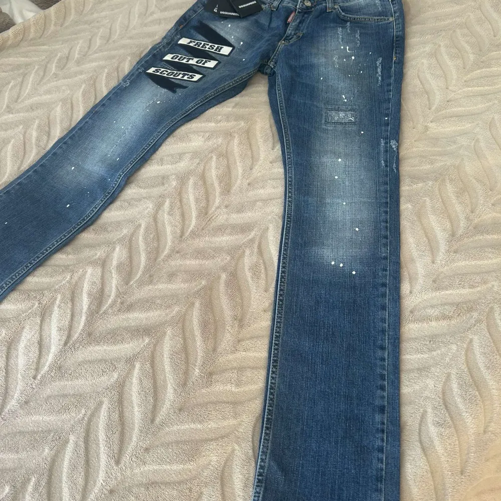 Helt nya Dsquared2 jeans, passar perfekt på yngre! Helt nya och helt oanvända, topp skick! 🥶. Jeans & Byxor.