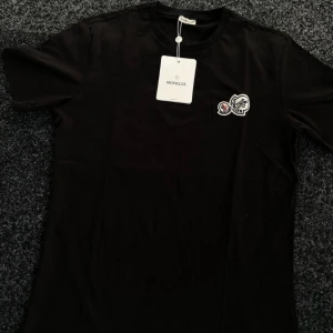 Moncler t-shirt  - Hej! Helt ny ooöpnad finns även i flera storlekar! S M L XL XXL 