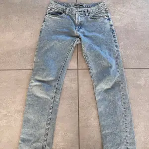 Säljer dessa nudie jeans i strl 32/34 i modellen Gritty jackson Passformen enligt mig är perfekt, inte för tajta och inte för breda!  Mitt pris  600 SEK, nypris 1600 SEK, priset kan diskuteras. Kan fraktas och hämtas på plats i Torslanda, Göteborg 