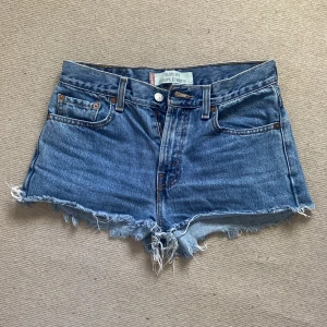 Jeans shorts  - Jeans short köpta second hand men knappt använt de själv, säljer pga att de inte passar längre