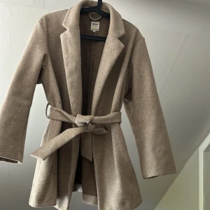 Kappa - Säljer denna fina kortare modellen av en kappa! Använd men är i bra skick!  Passar alla från S-L!!  ( lite noppig men lätt att få bort)