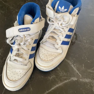 Adidas sneakers  - Höga addidas sneakers endast använda fåtal gånger. Har både snörning och kardborrband. Skriv om du vill ha fler bilder 