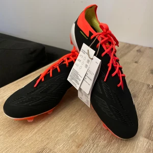 Fotbollsskor Adidas Predator stl 42 2/3 - Oanvända nya fotbollsskor Adidas Predator Elite AG Solar Energy - Svart/Vit/Röd  Storlek 42 2/3  Nypris 3099:-.  Fått dessa i present, men tyvärr passar de inte. Kan skickas mot fraktkostnad. 