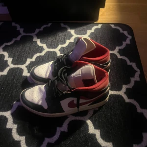 Air Jordan One gym red - Säljer ett par skor jag köpte för drygt 1-3 år sedan. Dom är i relativ bra skick, kartong medföljer. Size:44 För mer info/bilder skriv. 