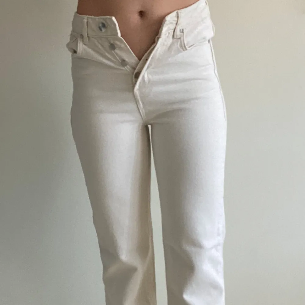 Vita/naturvita/cremefärgade raka jeans. Från Bikbok, Never denim. Storlek 26/32, motsvarande XS-S.   För liten i midjan på mig (normalt en S) och för långa på mig som är 164cm, så skulle säga dessa är som en liten S eller stor XS.. Jeans & Byxor.