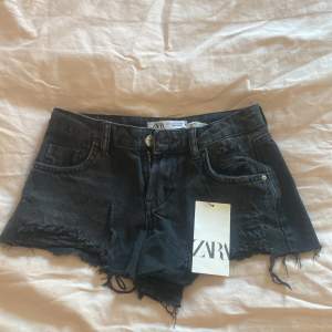 Ett par helt nya jeans shorts från zara som är lågmidjade och perfekta till sommaren