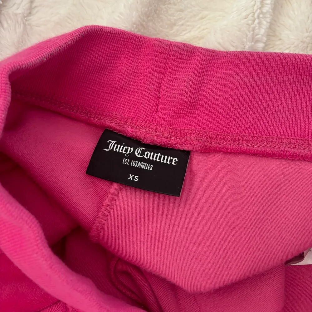 Säljer mina Juicy Couture byxor knappt använda. Storlek XS. Köparen står för frakten 🩷. Jeans & Byxor.