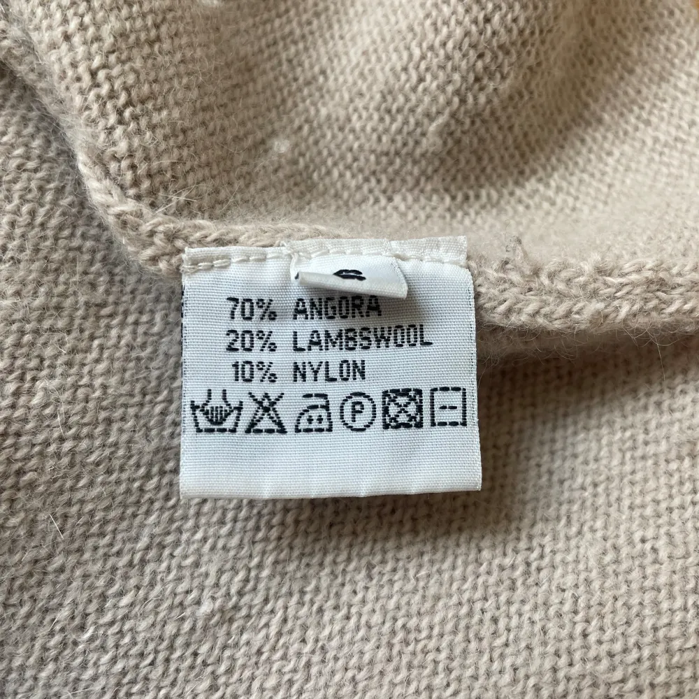 Superfin och mysig tröja från Hunkydory. Den är i 70% angora vilket är ett varmt och fluffigt material<3 Storlek S, hör av er vid frågor eller funderingar💗. Tröjor & Koftor.