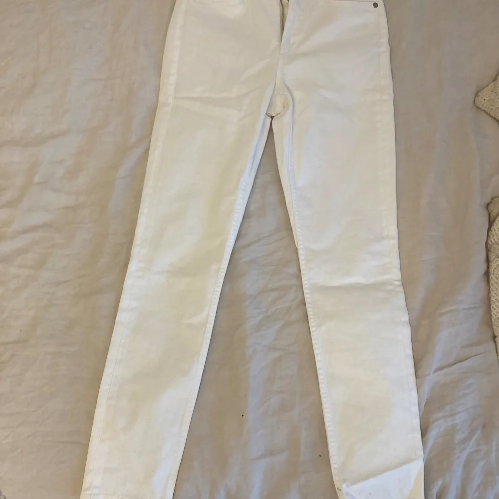 Säljer ett par vita slim fit high waist COS. Sälger därför att jag inte har knappt använt dom. Helt nya, knappt använda jeans i storlek 27. . Jeans & Byxor.