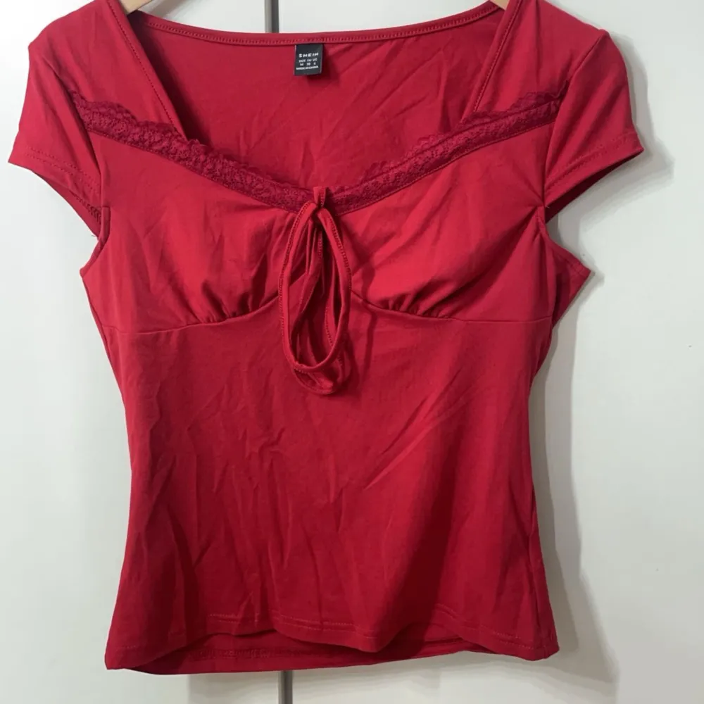 Röd t-shirt ifrån SHEIN aldrig använd var liten följ liten bra kvalitet. T-shirts.