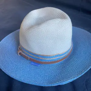 Stylish women’s hat with SPF protection. One size that can be adjusted!