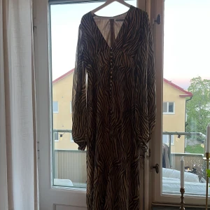 ADOORE klänning - Bra skick som ny. Denna är en strlk 42. Jag är en strlk 40/ L i det mesta annars men denna är liten i modellen så tänk på det.