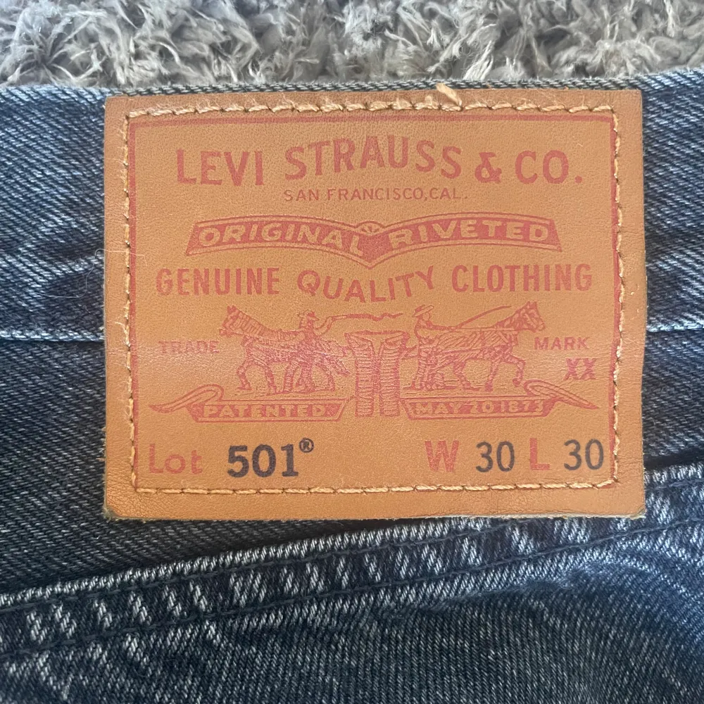 Galet snygga Levis 501 jeans i mörkgrå färg som passar till allt! | 9/10 skick | ⚜️ Nypris ~1000kr ⚜️| Hör av dig vid några frågor :)  . Jeans & Byxor.