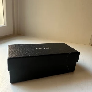Prada solglasögon - Aldrig använda.  Modell: PR 08YS 1AB5S0 Svart. 