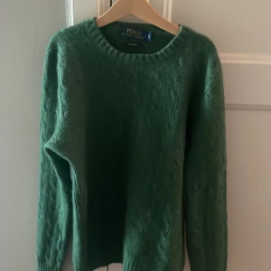 Ralph lauren 100% Cashmere  - Väldigt fin Ralph lauren tröja utan några defekter i fin skick väldigt liten i storlek